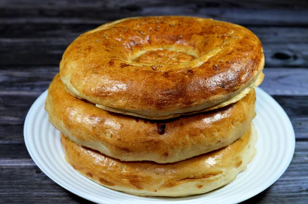 タンディル ウズベキスタンパン タンディル ウズベキスタンパン しばしばチークと呼ばれるパンスタンプを使用して生地にパターンを押すことによって装飾され タンディル コレク トヌール タンディール — ストック写真