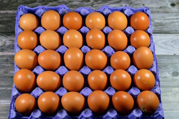 유기농 신선하고 익지않는 닭고기 달걀의 계란의 스택과 다양한 노른자와 앨범으로 — 스톡 사진