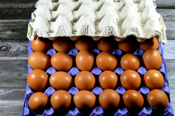 유기농 신선하고 익지않는 닭고기 달걀의 계란의 스택과 다양한 노른자와 앨범으로 — 스톡 사진