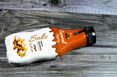 Kahire, Mısır, 25 Ağustos 2023: Tatlı malzemeli karamel aromalı sos, malzemeler ve tatlılar için kullanılır, ve ayrıca birçok hamur işi ve waffle 'da kullanılır, tatlı şekerli sıvı