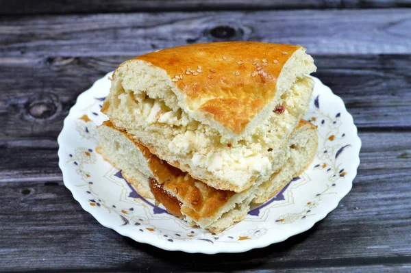 Tandyr Nan Özbek Ekmeğinin Içinde Beyaz Peynir Incir Reçeli Bir — Stok fotoğraf
