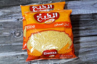 Kahire, Mısır, 27 Ağustos 2023: ElMtbkh premium makarna Orzo pilavı, El Matbakh veya The Kitchen, Orta Doğu Orzo Pasta Mısır çorbası Shorbet Lesan El Asfour olarak da bilinir.