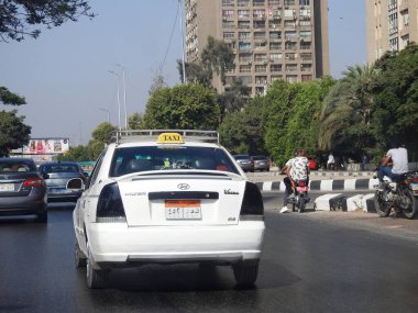 Kahire, Mısır, 22 Ağustos 2023: Kahire, 2010 'ların başında tanıtılan ve bir şirket tarafından değil, şahıslar tarafından işletilen beyaz Hyundai Verna Kahire taksileri tarafından hizmet vermektedir.