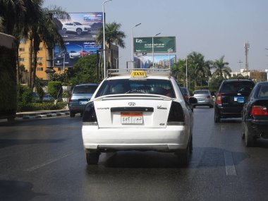 Kahire, Mısır, 22 Ağustos 2023: Kahire, 2010 'ların başında tanıtılan ve bir şirket tarafından değil, şahıslar tarafından işletilen beyaz Hyundai Verna Kahire taksileri tarafından hizmet vermektedir.
