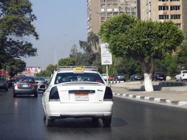 Kahire, Mısır, 22 Ağustos 2023: Kahire, 2010 'ların başında tanıtılan ve bir şirket tarafından değil, şahıslar tarafından işletilen beyaz Hyundai Verna Kahire taksileri tarafından hizmet vermektedir.