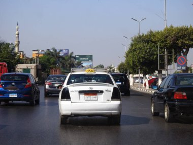 Kahire, Mısır, 22 Ağustos 2023: Kahire, 2010 'ların başında tanıtılan ve bir şirket tarafından değil, şahıslar tarafından işletilen beyaz Hyundai Verna Kahire taksileri tarafından hizmet vermektedir.