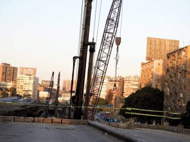 Kahire, Mısır, 4 Ağustos 2023: 15 Mayıs köprü geliştirme projesi, köprünün genişliğini artırmak amacıyla 15 Mayıs 'ta Nil üzerinden geçecek olan köprü genişletme ve geliştirme çalışmaları içeriyor