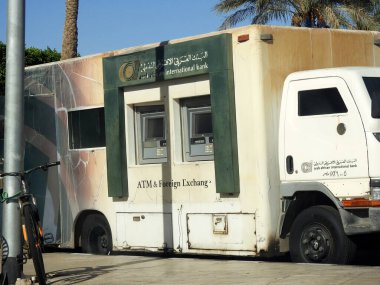 Kahire, Mısır, 22 Temmuz 2023: Arap Afrika Uluslararası Bankası 'nın mobil bankacılık aracı, ATM ve döviz kuru, banka hizmetleri için 2 ATM makinesi, mobil otomatik veznedar
