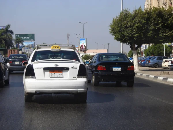 2023年8月22日 埃及开罗 2010年代初推出的白色出租车服务于开罗 不是由一家公司运营 而是由个人运营 一辆白色现代开罗出租车 — 图库照片