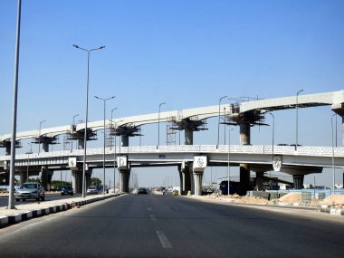 Kahire, Mısır, 21 Ağustos 2023: Kahire 'de yeni bir trafik köprüsü, raylar ve demiryolu taşıma sistemi inşaatı yapılan bir inşaat sahası.