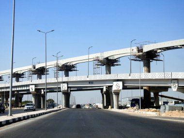 Kahire, Mısır, 21 Ağustos 2023: Kahire 'de yeni bir trafik köprüsü, raylar ve demiryolu taşıma sistemi inşaatı yapılan bir inşaat sahası.