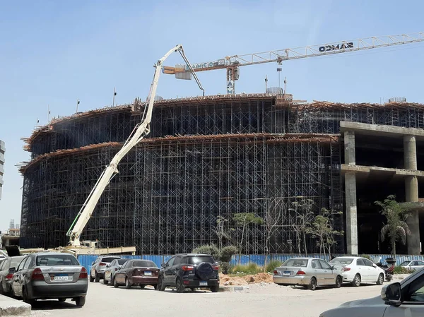 2023年8月6日 埃及开罗 Samco新建筑工地 一个卡车装的混凝土吊臂泵在路边向新建筑浇注混凝土 埃及的发展项目 — 图库照片