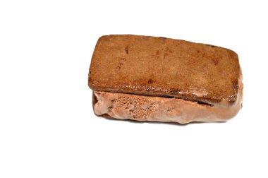 Kurabiyeli çikolatalı sandviç dondurması, dondurmayla doldurulmuş çikolata parçaları, yaz ve tatil konsepti, yaz tatlısı ve içecek, seçici odaklanma.