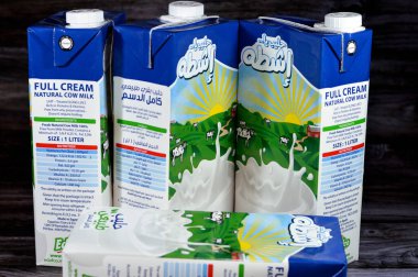Kahire, Mısır, 30 Ağustos 2023: Eshta tam kremalı süt kutusu 1 litre litrelik süt, Qeshta doğal sütü, Eshta süt ürünleri yüksek kaliteli malzemeler kullanılarak üretilir