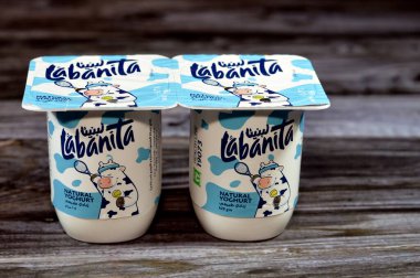 Kahire, Mısır, 30 Ağustos 2023: labanita doğal yoğurt, doğal kalsiyum, vitamin ve mineral kaynağı ve plastik bir kabın içindeki doğal yoğurdun seçici odağı olan koruyucular içermiyor.