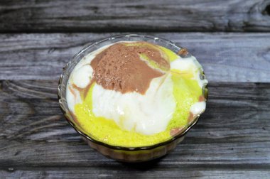 Kavun, çikolata ve vanilyalı dondurma karıştırılmış ve dondurulmuş, servis edilmeye hazır, dondurma genellikle sütlü kremadan yapılan ve daha tatlandırıcı ve seçici bir odak ile tatlandırılmış bir tatlıdır.