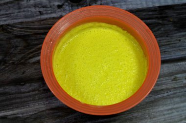 Limon aromalı dondurma, tipik olarak sütlü kremadan yapılan ve tatlandırıcı, yaz ve tatil zamanı konseptiyle tatlandırılmış, seçici odaklı donmuş bir tatlıdır.