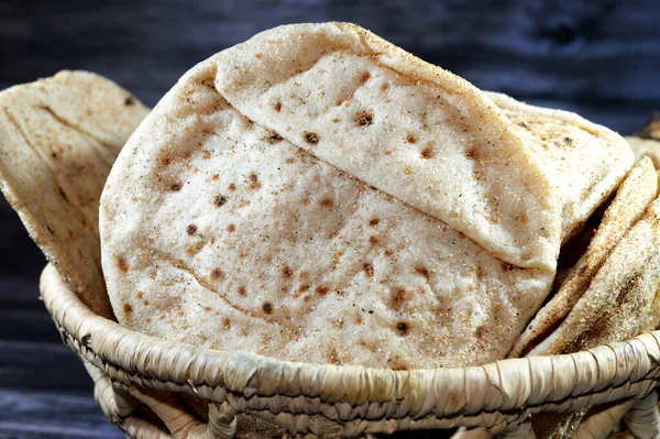 Tradiční Egyptský Plochý Chléb Pšeničnými Otrubami Moukou Pravidelný Aish Baladi — Stock fotografie