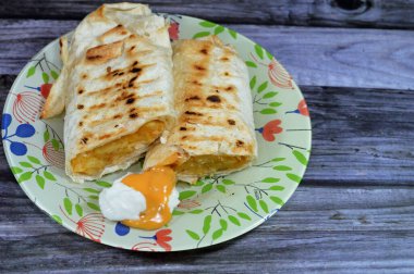 Izgara Suriye ve önceden kızartılmış geleneksel ortadoğu patatesleri, sarımsak sosu gibi soslu patates kızartmaları, Arap ülkeleri, Suriye, Lübnan ve Mısır 'da popüler.