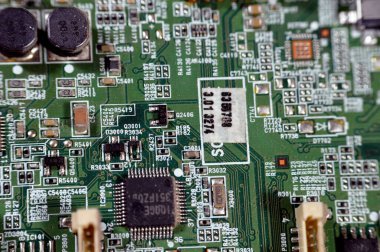 Kahire, Mısır, 31 Ağustos 2023: LED TV televizyonunun ana güç devreleri, kablolar, trafolar, direniş, IC ve kondansatörler, elektronik devreler içeren ana kartın onarımı