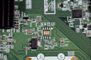 Kahire, Mısır, 31 Ağustos 2023: LED TV televizyonunun ana güç devreleri, kablolar, trafolar, direniş, IC ve kondansatörler, elektronik devreler içeren ana kartın onarımı