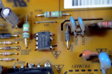 Kahire, Mısır, 31 Ağustos 2023: LED TV televizyonunun ana güç devreleri, kablolar, trafolar, direniş, IC ve kondansatörler, elektronik devreler içeren ana kartın onarımı