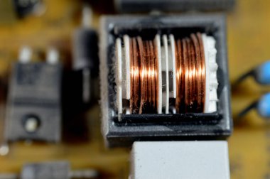 Kahire, Mısır, 31 Ağustos 2023: LED TV televizyonunun ana güç devreleri, kablolar, trafolar, direniş, IC ve kondansatörler, elektronik devreler içeren ana kartın onarımı
