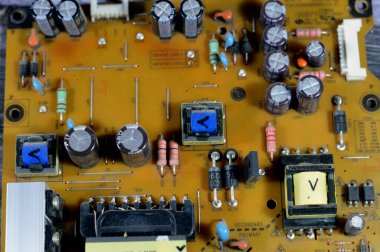 Kahire, Mısır, 31 Ağustos 2023: LED TV televizyonunun ana güç devreleri, kablolar, trafolar, direniş, IC ve kondansatörler, elektronik devreler içeren ana kartın onarımı