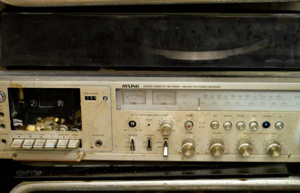 2023年9月1日 埃及吉萨 崛起的立体声盒式磁带录音机Am Fm立体声接收机 装有老式Cd机 盒式磁带唱机 收音机调谐器 复古设备技术 — 图库照片
