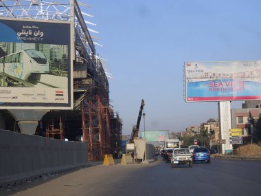 Kahire, Mısır, 30 Ağustos 2023: Kahire Mısırlı tek raylı taşıma sisteminin inşaat sahası, sütunlar ve raylar üzerinde hızlı trenler, Mısır 'da gayrimenkul geliştirme projeleri