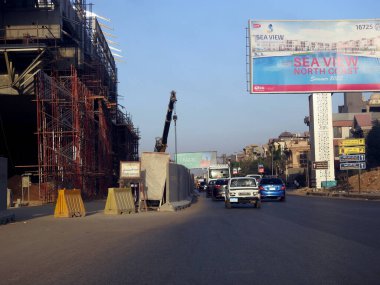 Kahire, Mısır, 30 Ağustos 2023: Kahire Mısırlı tek raylı taşıma sisteminin inşaat sahası, sütunlar ve raylar üzerinde hızlı trenler, Mısır 'da gayrimenkul geliştirme projeleri