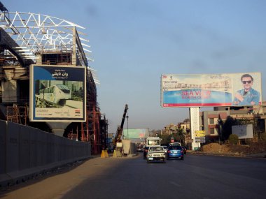 Kahire, Mısır, 30 Ağustos 2023: Kahire Mısırlı tek raylı taşıma sisteminin inşaat sahası, sütunlar ve raylar üzerinde hızlı trenler, Mısır 'da gayrimenkul geliştirme projeleri