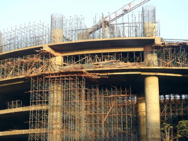 Yeni bir inşaat alanı, vinç kulesi, metal iskeleler, beton yapılar, beton ve çelik kolonlar, Mısır 'daki emlak projelerinden biri, yeni binalar, Kahire' deki yüksek binalar.