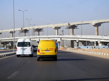 Kahire, Mısır, 31 Ağustos 2023: DHL kamyonu bir paket teslimatı yapıyor, DHL uluslararası nakliye, kurye hizmetleri ve taşımacılık alanında uzmanlaşmış lojistik sektöründe küresel lider.