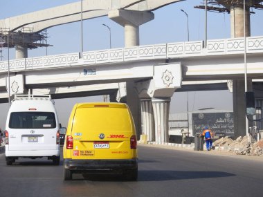 Kahire, Mısır, 31 Ağustos 2023: DHL kamyonu bir paket teslimatı yapıyor, DHL uluslararası nakliye, kurye hizmetleri ve taşımacılık alanında uzmanlaşmış lojistik sektöründe küresel lider.