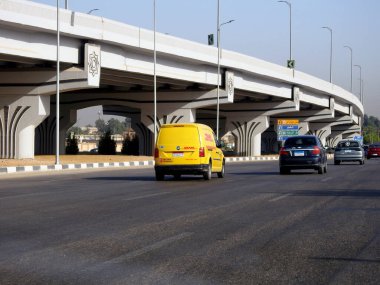 Kahire, Mısır, 31 Ağustos 2023: DHL kamyonu bir paket teslimatı yapıyor, DHL uluslararası nakliye, kurye hizmetleri ve taşımacılık alanında uzmanlaşmış lojistik sektöründe küresel lider.