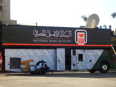 Kahire, Mısır, 6 Eylül 2023: Mısır Ulusal Bankası ya da Al Bank Al Ahly Al Masre, otobüs mobil şubesi, müşteriler için ATM ve elektronik hizmetler ile bu otobüs e-servis ile çalışan bir şubedir.