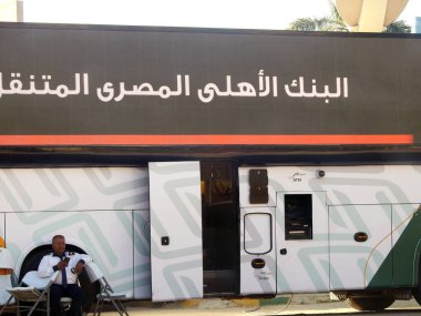 Kahire, Mısır, 6 Eylül 2023: Mısır Ulusal Bankası ya da Al Bank Al Ahly Al Masre, otobüs mobil şubesi, müşteriler için ATM ve elektronik hizmetler ile bu otobüs e-servis ile çalışan bir şubedir.