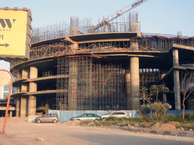 Kahire, Mısır, 30 Ağustos 2023: Mısır 'daki SAMCO CO Ulusal İnşaat Şirketi için vinç kulesi ve yeni Kahire şehrinde çelik kolon yapısına sahip yeni binalar için iskeleler inşa edildi