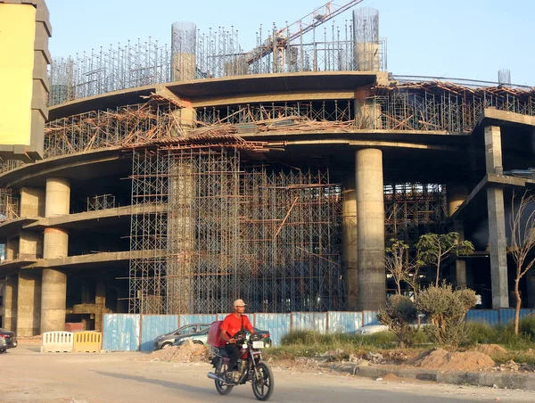 2023年8月30日 埃及开罗 Samco国家建筑公司在埃及的一个建筑工地 安装了起重机塔和脚手架 用于开罗新城的钢柱建筑 — 图库照片