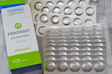 Kahire, Mısır, 4 Eylül 2023: Pentasa 500 mg yavaş salıverme hapları, Mesalazine, çok uluslu İsviçreli biyofarmasötik firması Ferring Pharmaceuticals tarafından ülseratif kolitlerin tedavisinde kullanılır.