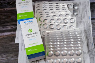 Kahire, Mısır, 4 Eylül 2023: Pentasa 500 mg yavaş salıverme hapları, Mesalazine, çok uluslu İsviçreli biyofarmasötik firması Ferring Pharmaceuticals tarafından ülseratif kolitlerin tedavisinde kullanılır.