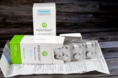 Kahire, Mısır, 4 Eylül 2023: Pentasa 500 mg yavaş salıverme hapları, Mesalazine, çok uluslu İsviçreli biyofarmasötik firması Ferring Pharmaceuticals tarafından ülseratif kolitlerin tedavisinde kullanılır.