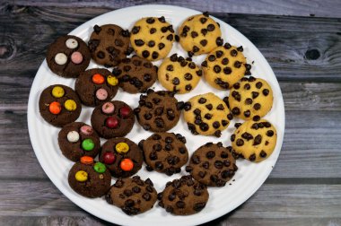 Çikolata ezmeli kurabiyeler, fıstık ezmesi, çikolata parçalı geleneksel çikolata parçalı kurabiyeler, sıcak içeceklerin yanında çay saati için kullanılan kurabiyeler, çikolatalı cipsli lezzetli hamur işleri.