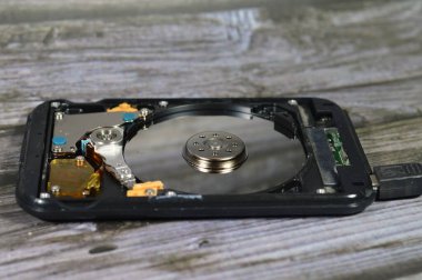 Laptop 2.5 inçlik sabit disk bellek, bozuk bilgisayar parçalarını onarma, kapaklı bir sabit diskin yakın görüntüsü plakalar, Milli, etkinleştirici ve baş okuma, yazma, HDD içinde ayrıntılı bir görünüm