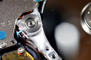 Laptop 2.5 inçlik sabit disk bellek, bozuk bilgisayar parçalarını onarma, kapaklı bir sabit diskin yakın görüntüsü plakalar, Milli, etkinleştirici ve baş okuma, yazma, HDD içinde ayrıntılı bir görünüm