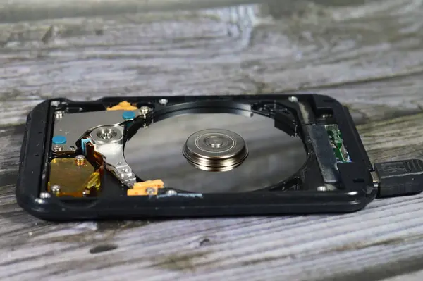 노트북 디스크 드라이브 메모리 손상된 컴퓨터 플래터 스핀들 액추에이터 Hdd — 스톡 사진