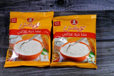 Kahire, Mısır, 11 Eylül 2023: Aşçının gıda, mısır, nişasta veya mısır unundan elde edilen mısır nişastası, çekirdek endospermasından elde edilen mısır (mısır) tanesinden elde edilen nişasta.