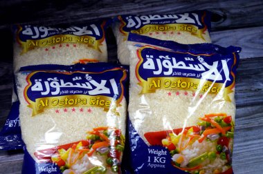 Kahire, Mısır, 11 Eylül 2023: Al Ostora Mısır beyaz pirinci, beyaz pirinç öğütülmüş pirinç, kabuğu, kepeği ve mikrobu alınmış tohumlar parlak, beyaz, parlak görünümlü, kısa tahıllı pirinç