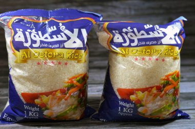 Kahire, Mısır, 11 Eylül 2023: Al Ostora Mısır beyaz pirinci, beyaz pirinç öğütülmüş pirinç, kabuğu, kepeği ve mikrobu alınmış tohumlar parlak, beyaz, parlak görünümlü, kısa tahıllı pirinç